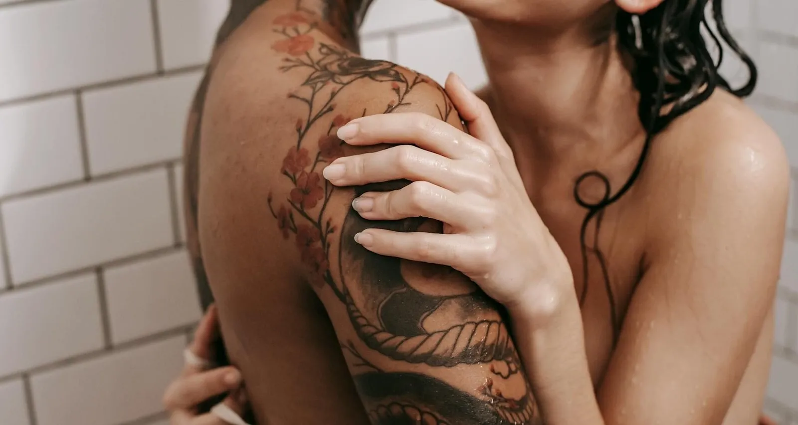 Dos personas abrazadas, piel con piel