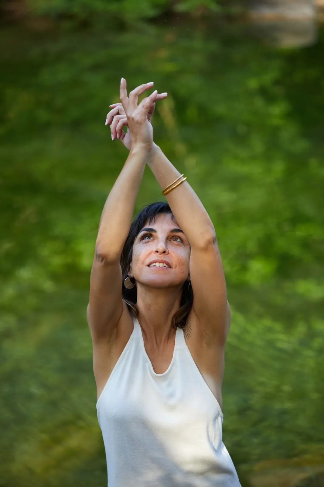 Sonia Morillo al aire libre, junto al agua
